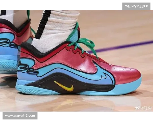 詹姆斯重返童年回忆 LeBron22地球超人配色闪耀赛场瞬间